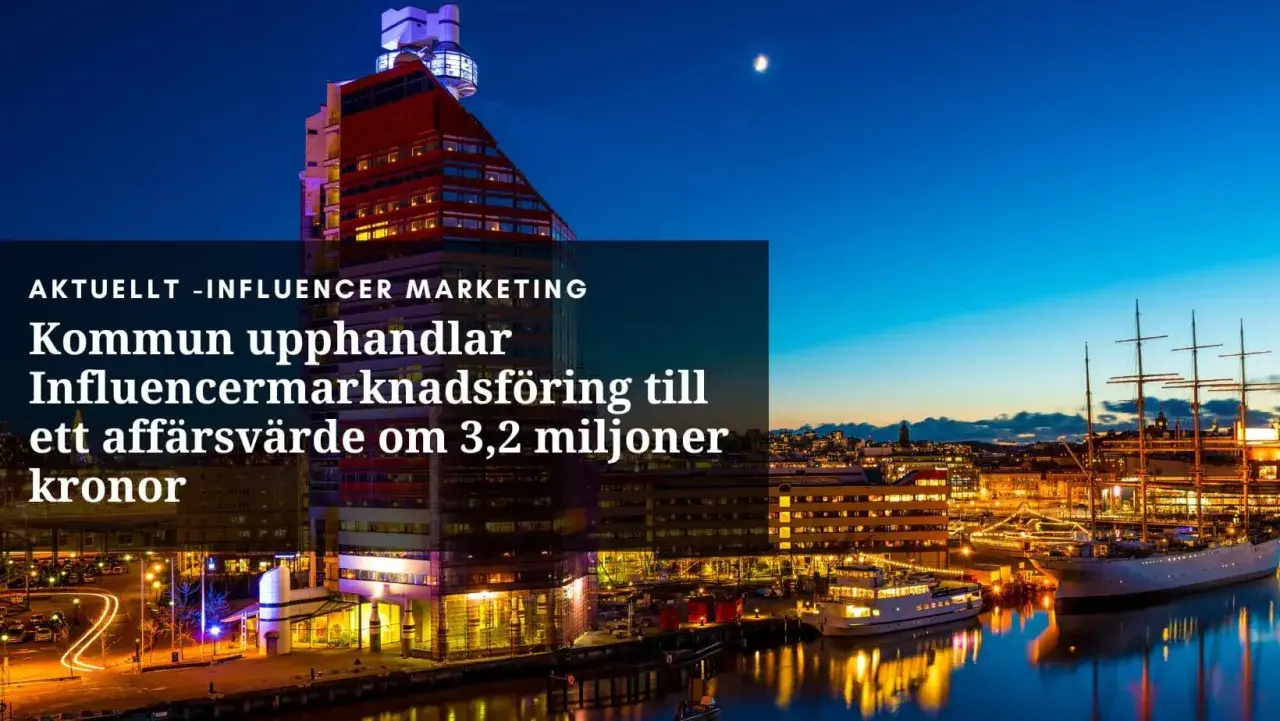 Stadskärna vid vattnet med en stor byggnad och ett segelfartyg. Texten nämner "influencer marketing" och en upphandling.
