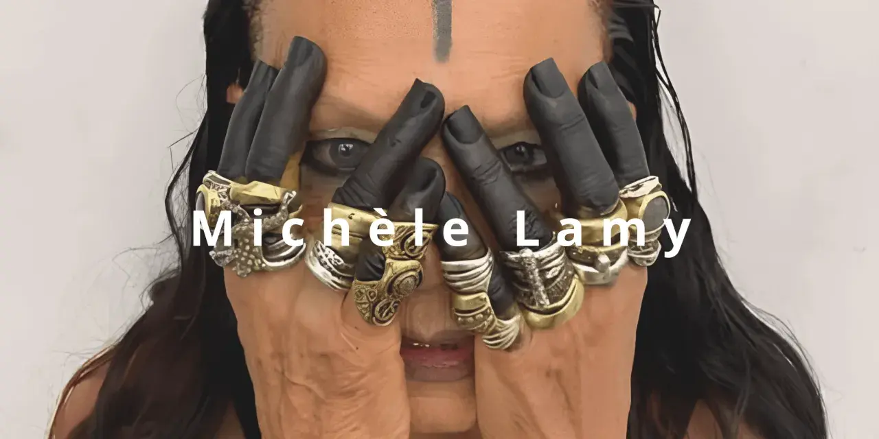 Michèle Lamy, Rick Owens' fru, med svarta handskar och många ringar.