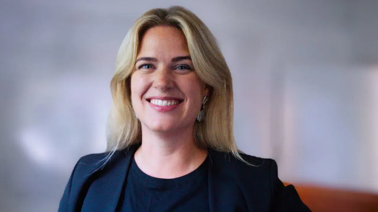 Amanda Oxell ler mot kameran, klädd i en svart kavaj och med blont hår.