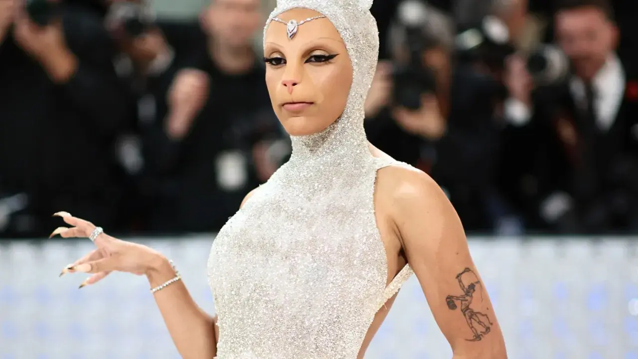 Doja Cat som katt på Met Gala, glittrande i vitt med kattöron och nos.