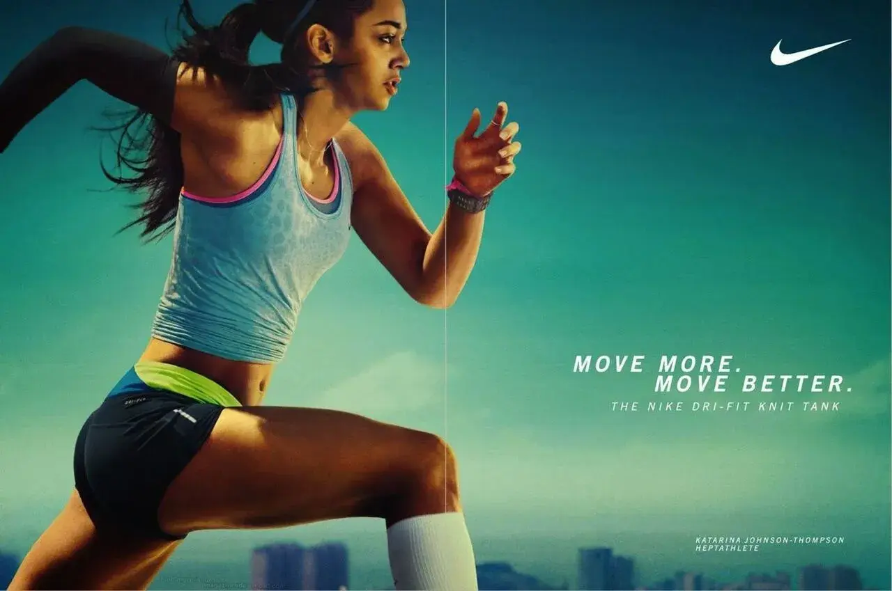 En löpare i Nike-kläder, inspirerad av en Nike reklam. Hon springer med kraft och fokus.