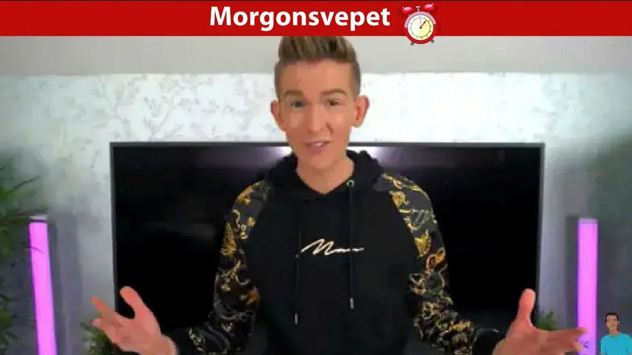 Pontus Rasmusson, en ung man med blont hår, bär en svart hoodie med guldigt mönster på ärmarna. Han gestikulerar med händerna framför en stor TV-skärm.