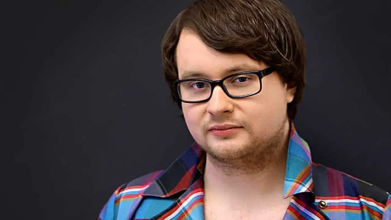 Linus Fremin med glasögon och rutig skjorta, en blick som fångar.