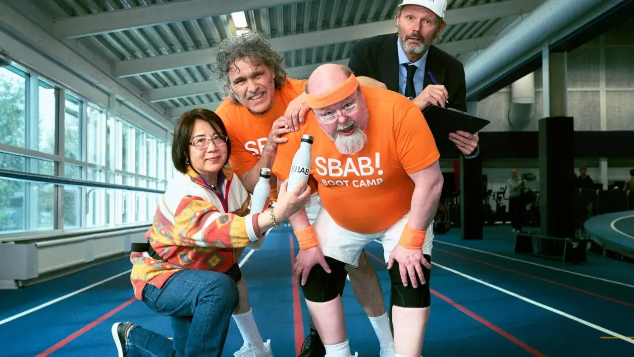 Fyra personer i träningskläder, en med en SBAB! BOOT CAMP-tröja, deltar i en SBAB-reklam.
