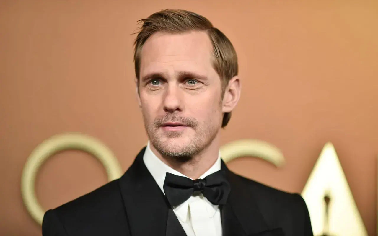 Alexander Skarsgård i svart smoking med fluga.