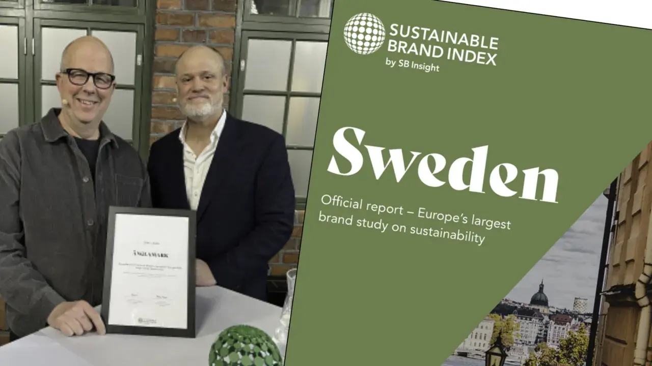 Två män presenterar ett diplom. Till höger syns texten "Sustainable Brand Index Sweden", Europas största studie om hållbarhet.