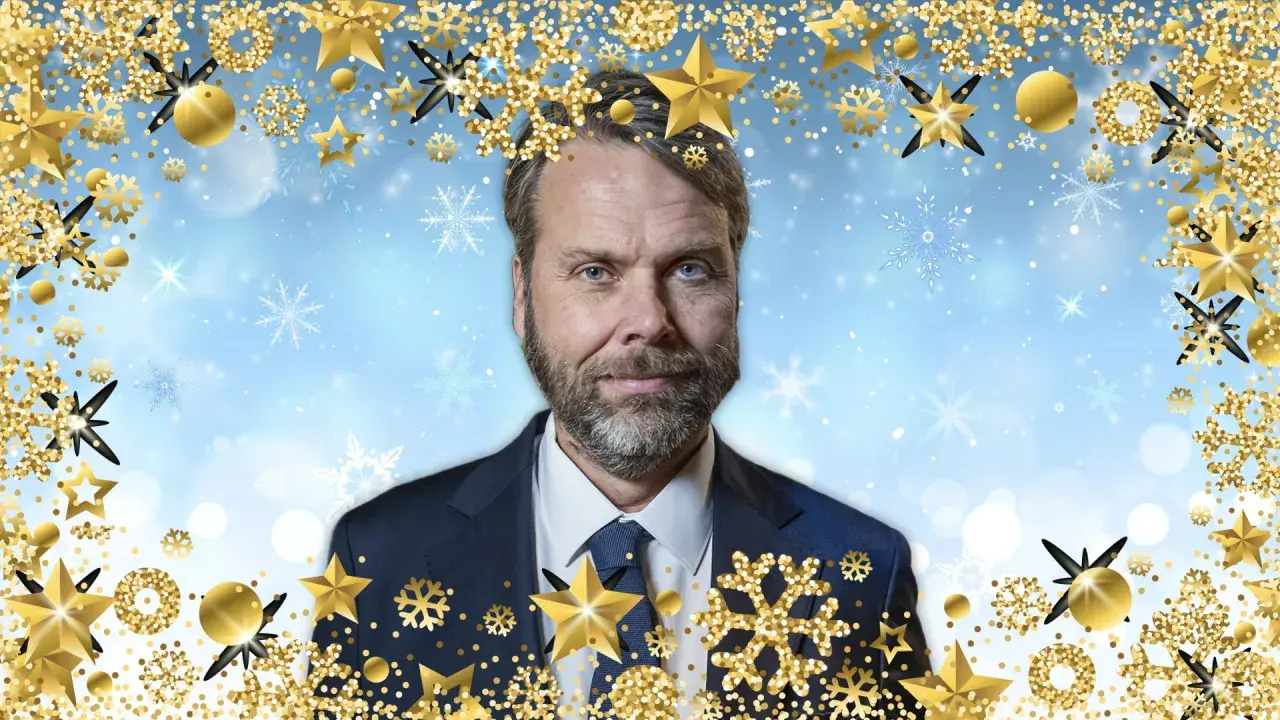 Magnus Alselind med ett juligt glitter och snöflingor runt sig.