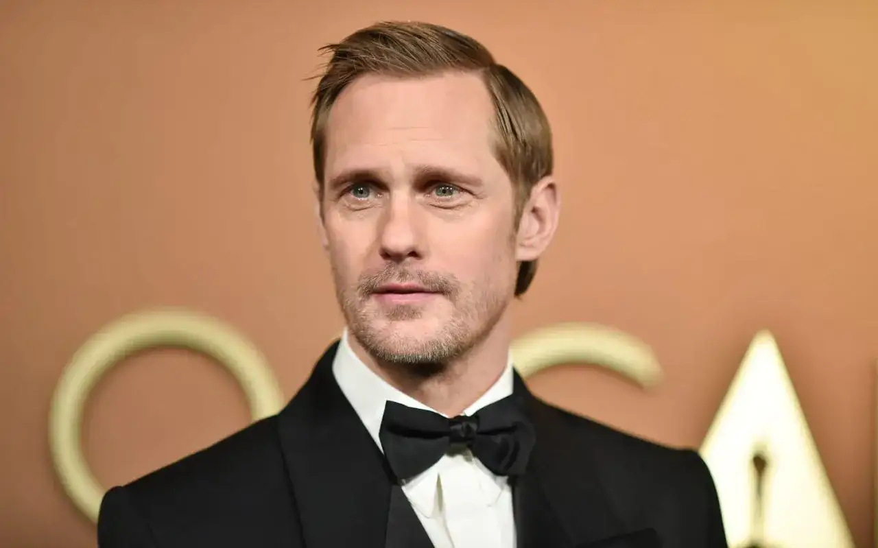 Alexander Skarsgård i svart smoking med fluga.