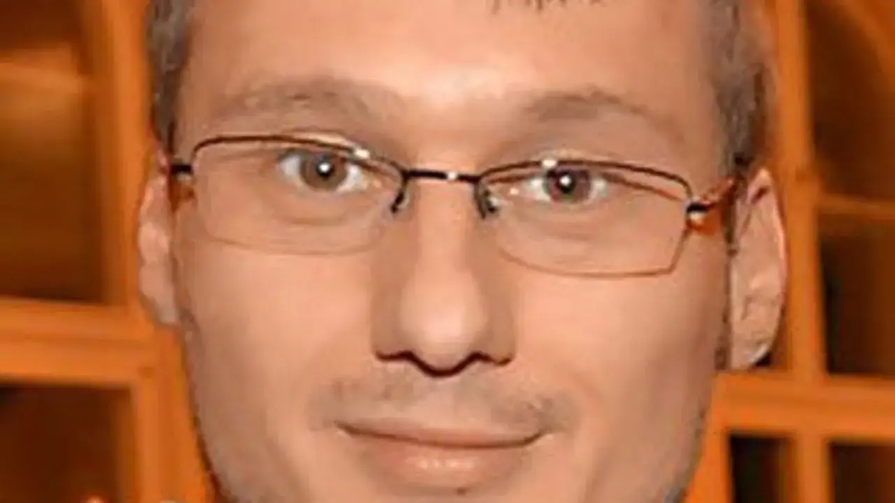 N&auml;rbild p&aring; Sladjan Osmanagic med glas&ouml;gon.