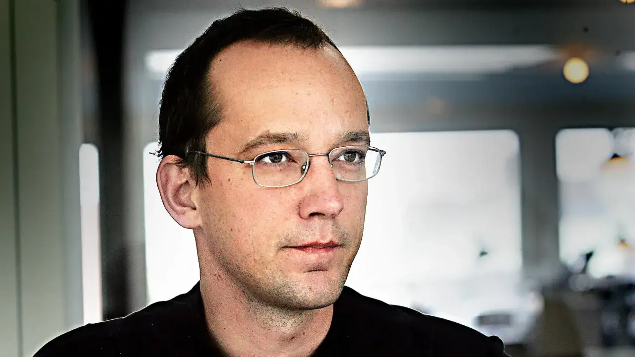 Michael Storåkers, en man med glasögon, blickar åt sidan.