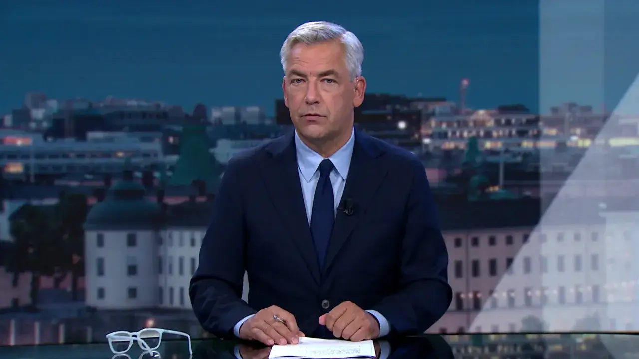 Anders Kraft fr&aring;n TV4 sitter vid ett bord med glas&ouml;gon och papper framf&ouml;r sig.