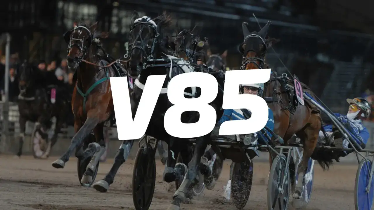 V85-lopp i full fart, en spännande atg reklam för travsporten.