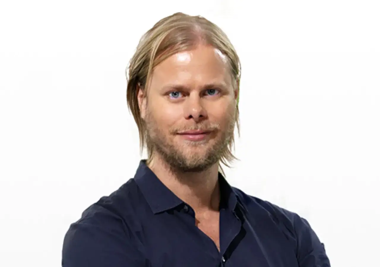 Per Nunstedt, en man med blont h&aring;r och bl&aring; &ouml;gon, ler mot kameran. Han b&auml;r en m&ouml;rkbl&aring; skjorta.