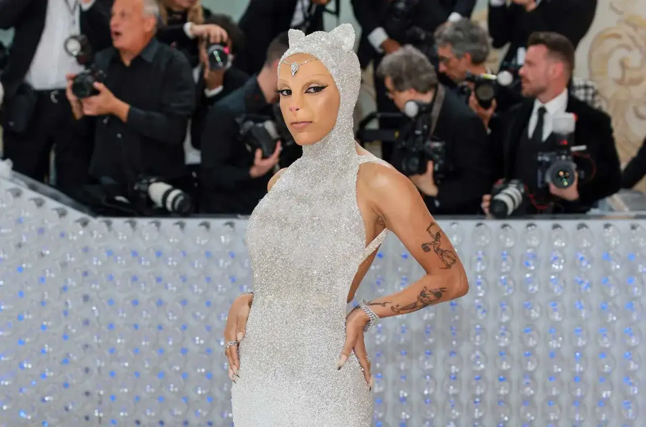 Doja Cat glittrar som en kattdrottning på Met Gala, omgiven av fotografer.