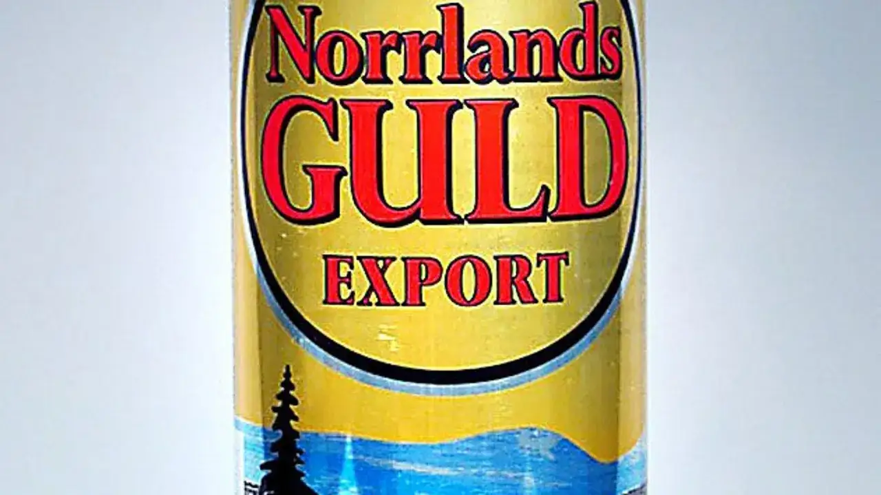 Norrlands Guld Export-burk, en klassisk norrländsk reklam för en öl som för tankarna till norrländsk natur med en siluett av ett träd och blå vatten.