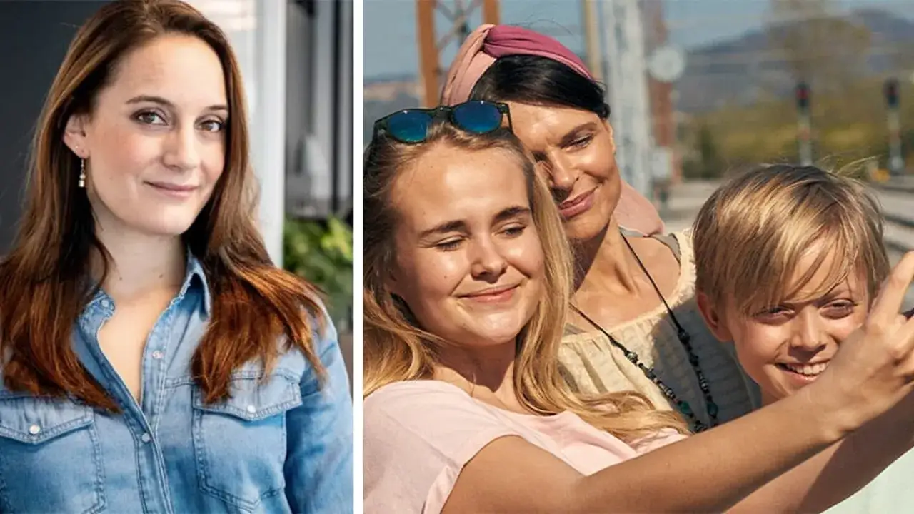 Telenor reklam: Kvinna i jeansskjorta ler, till h&ouml;ger en familj som tar en selfie.