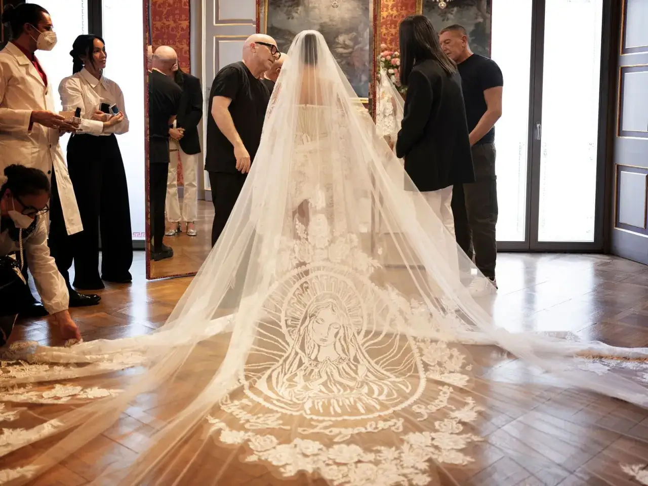 Kourtney Kardashians brudklänning med en lång slöja broderad med en bild av Jungfru Maria och orden