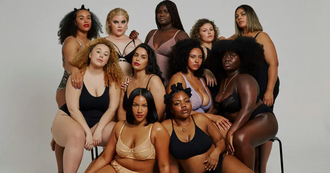 En grupp självsäkra plus size-modeller poserar tillsammans i underkläder, firar mångfald och kroppspositivitet.