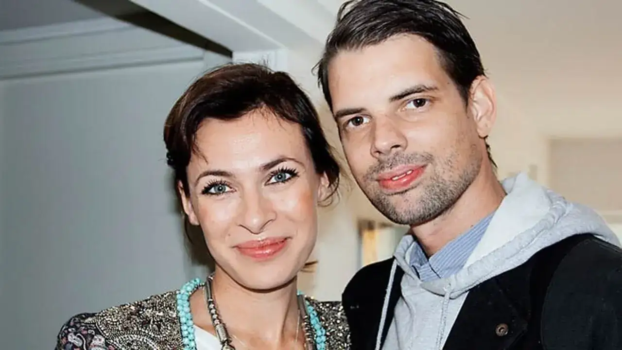 Amanda Schulman ung med en man. Hon b&auml;r en glittrig jacka och turkost halsband.