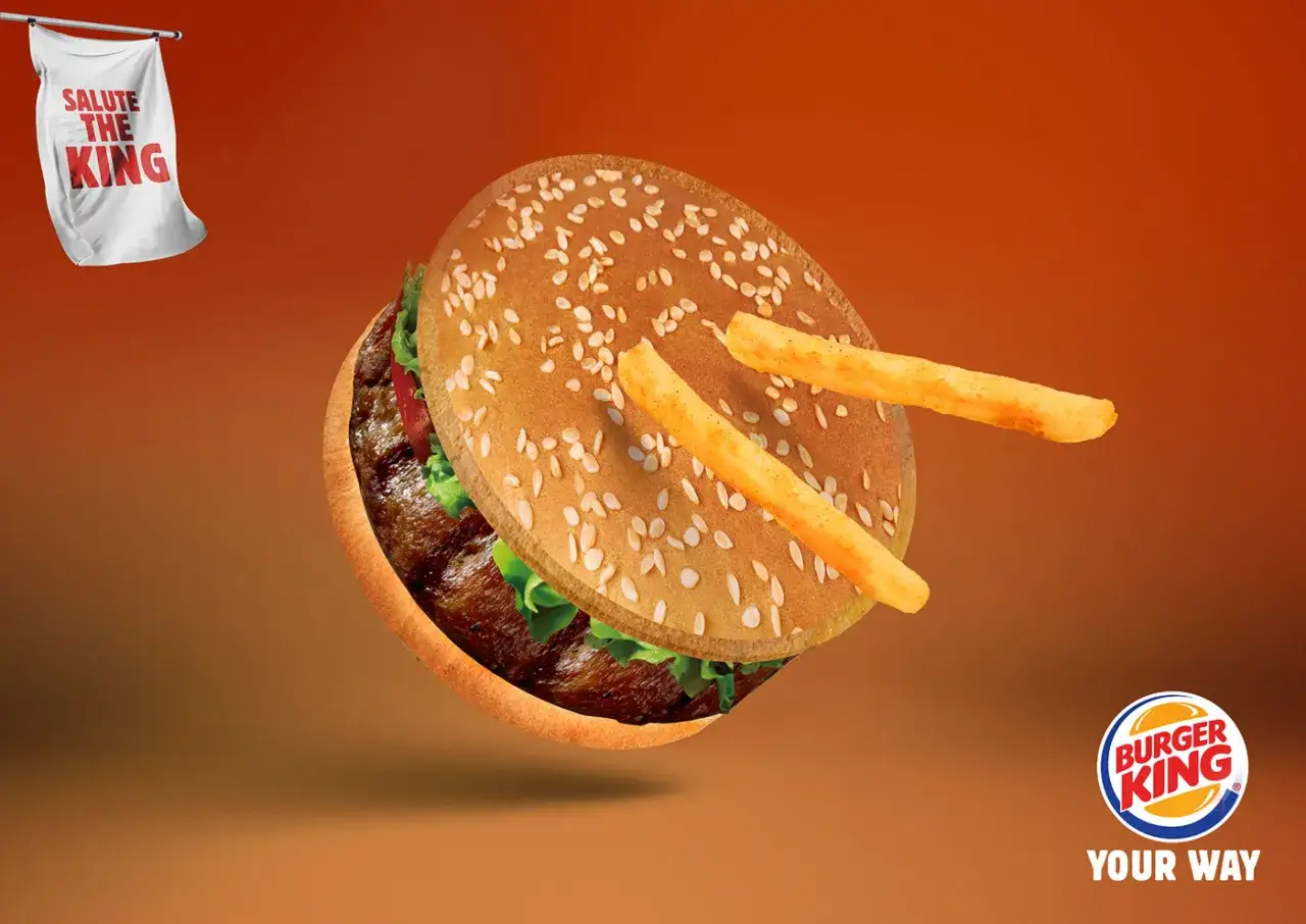 Burger King reklam med en saftig hamburgare och pommes frites. En flagga med texten