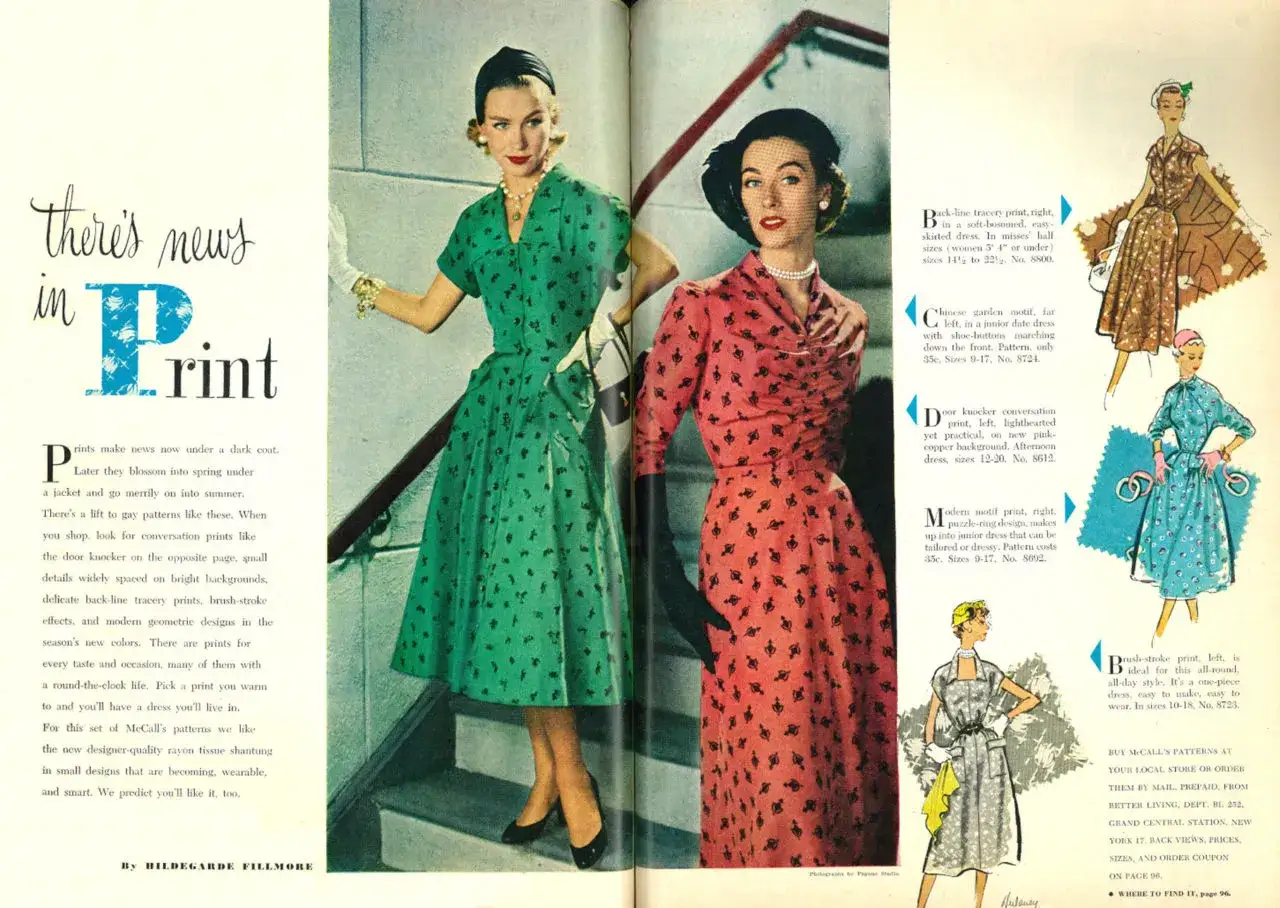 Kvinnor i 1950-talsmode på en trappa, klädda i gröna och korallfärgade klänningar med små mönster.