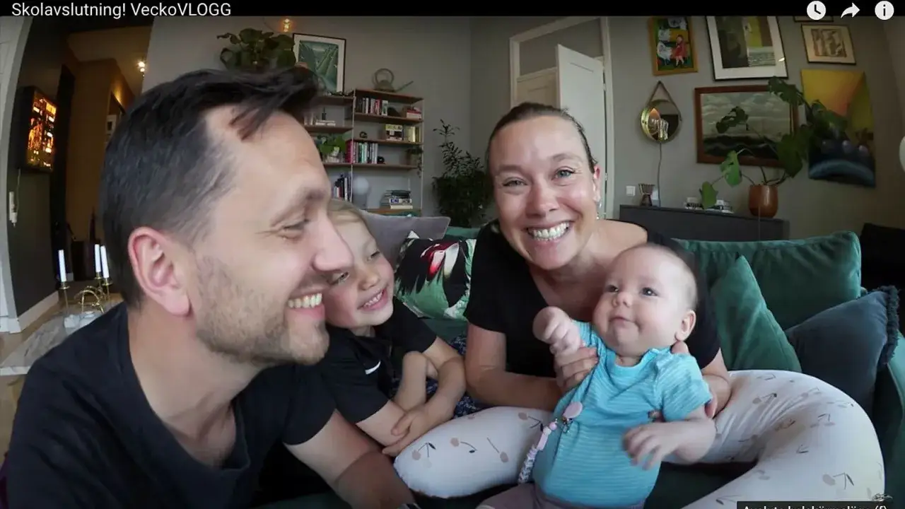 Glada svenska familjen med barn i olika ålder, njuter av en mysig hemmakväll.