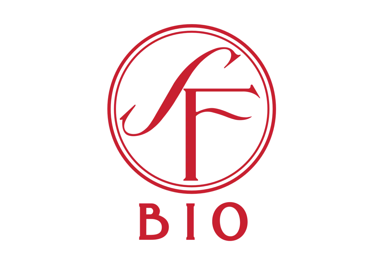 Rött cirkulärt emblem med stiliserade bokstäver S och F, följt av texten BIO. Filmstaden logo.