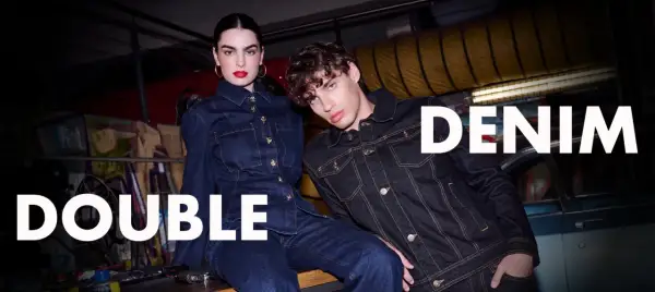 Två modeller i mörka denimkläder, en kvinna och en man, visar upp den senaste denim on denim-trenden.