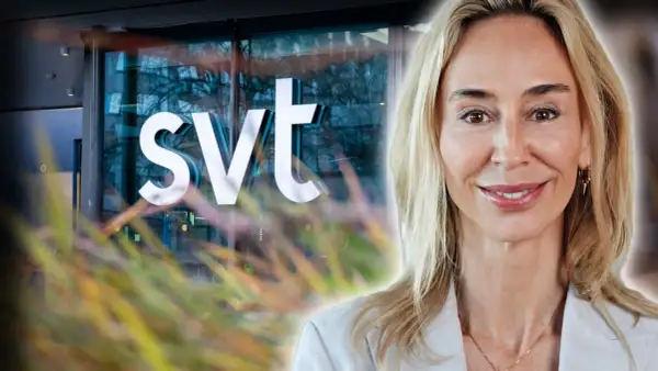 En kvinna med blont hår ler mot kameran framför SVT-loggan. Hon är en av SVT:s kvinnliga programledare.