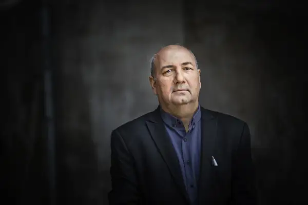 Fredrik Laurin, en man i kostym, blickar ut med en allvarlig min.