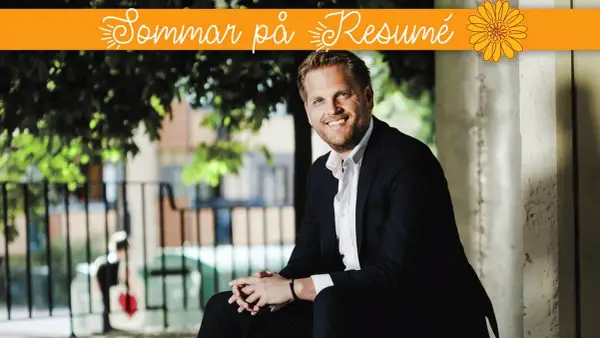 Christian Albinsson ler glatt utomhus, klädd i kostym. Texten "Sommar på Resumé" syns ovanför.