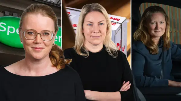 Tre kvinnor i en Specsavers reklam. En kvinna med glasögon framför en grön logotyp, en kvinna med en kartong och en kvinna i en bil.