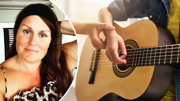 Kvinna med pannband och leopardmönstrad topp bredvid någon som spelar gitarr. Kanske en artikel i slitz tidning om musik och livsstil.