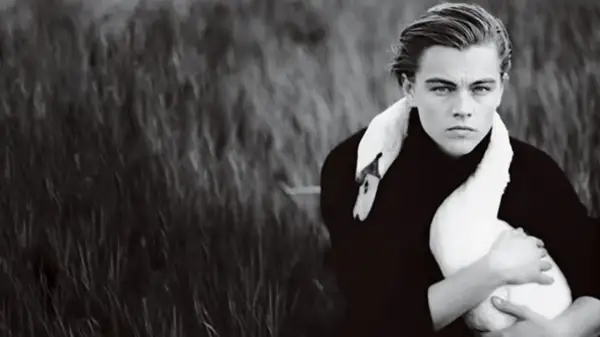 Leonardo DiCaprio håller en svan i famnen, en av Annie Leibovitz berömda foton.