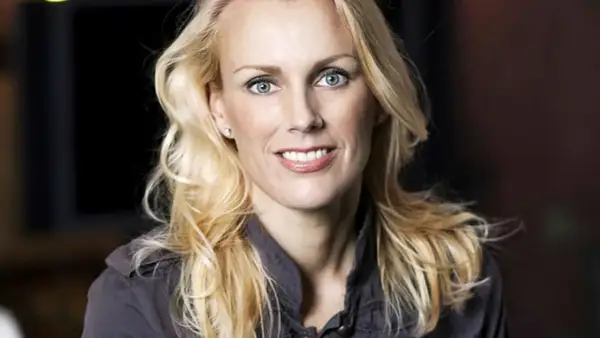Stina Bergfors, med sitt blonda hår och blå ögon, ler mot kameran.