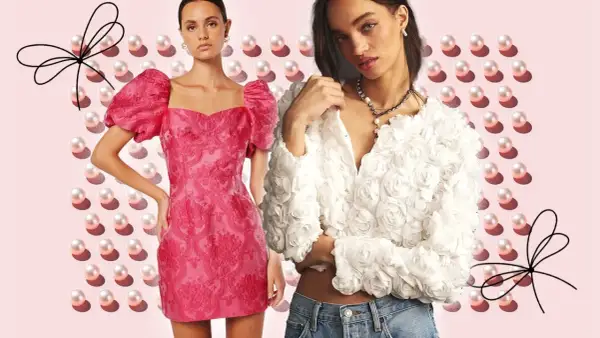 Två modeller i festliga kläder, en i rosa klänning, den andra i vit blommig jacka. En visuell representation av coquette meaning, med pärlor och rosetter.