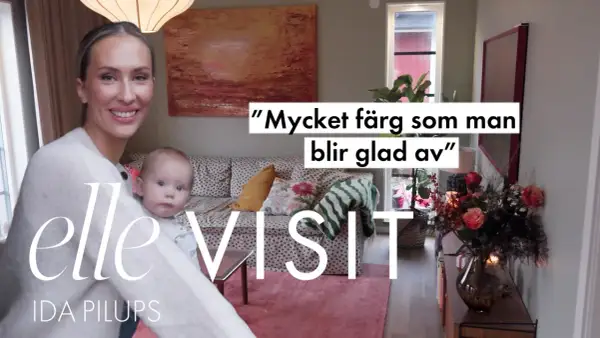 Ida Pilups med bebis i famnen, i ett hem med mycket färg.