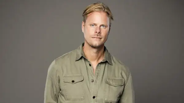 Per Nunstedt, en man med blont hår och blå ögon, bär en ljusgrön skjorta med bröstfickor.