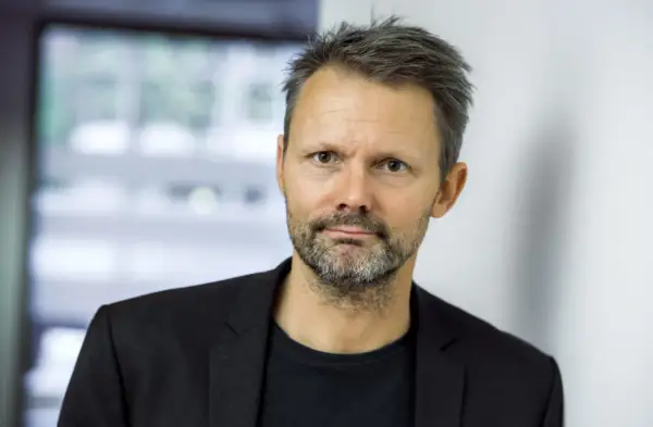 Felix Herngren, en svensk skådespelare och regissör, med gråsprängt hår och skägg. Hans karriär har bidragit till en imponerande felix herngren net worth.