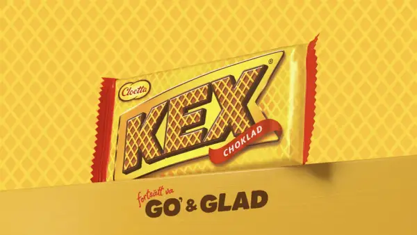 En gul och röd förpackning med texten "KEX CHOKLAD" och "fortsätt va GO' & GLAD".