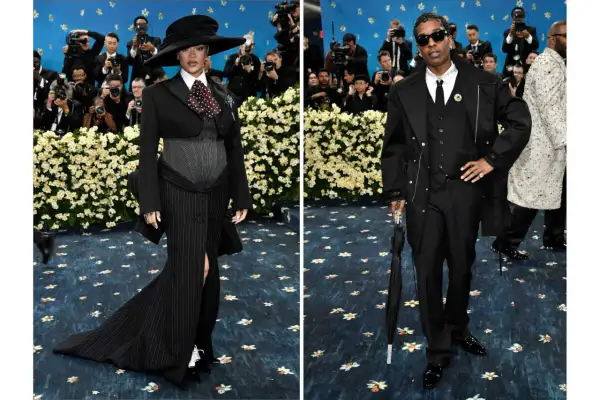 Rihanna, gravid, poserar i en dramatisk svart outfit med hatt. Bredvid henne står A$AP Rocky i en elegant svart kostym.
