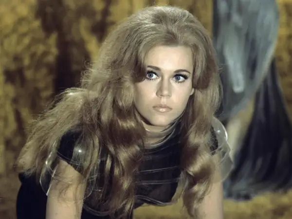 Ung Jane Fonda med sitt ikoniska blonda hår och blå ögon, klädd i en futuristisk outfit.