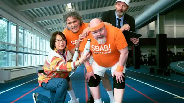 Fyra personer i träningskläder, en med en SBAB! BOOT CAMP-tröja, deltar i en SBAB-reklam.