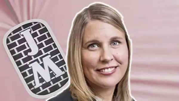 Malin Lundgren, journalist, med en bricka med bokstäverna J och M.