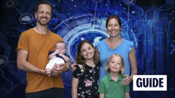 Svenska familjen Ålder, med föräldrar och tre barn, poserar framför en digital bakgrund.