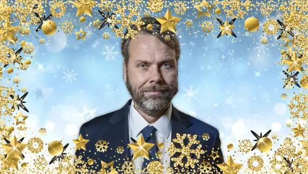Magnus Alselind med ett juligt glitter och snöflingor runt sig.