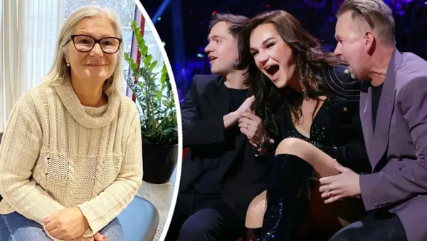 En kvinna med glasögon ler, bredvid en scen med tre personer. Kanske en del av tone Sekelius familj.